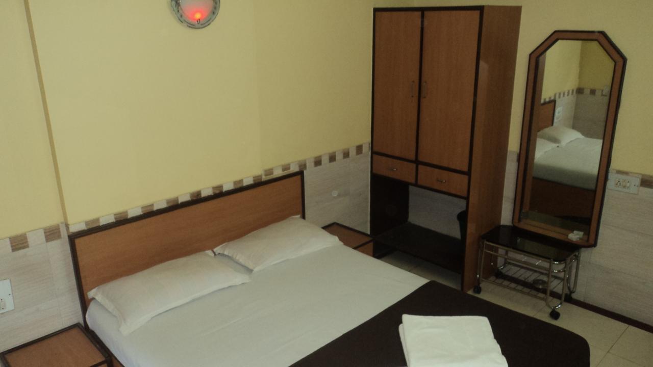 Girija Payyade Hotel Kalyān Eksteriør billede