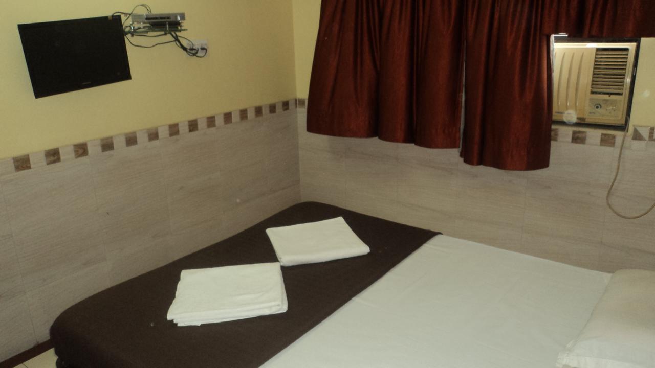 Girija Payyade Hotel Kalyān Eksteriør billede